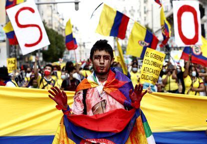 Manifestação denuncia a situação na Colômbia na Porta de Alcalá, em Madri, em 15 de maio de 2021.
