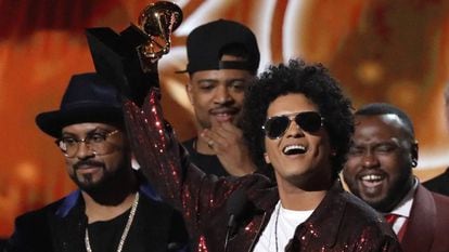 Bruno Mars, com o Grammy de melhor disco do ano.