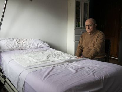 Ángel Hernández, nesta sexta-feira junto à cama de María José Carrasco.
