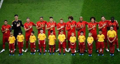Seleção belga durante a execução do hino nacional antes do jogo contra o Brasil.