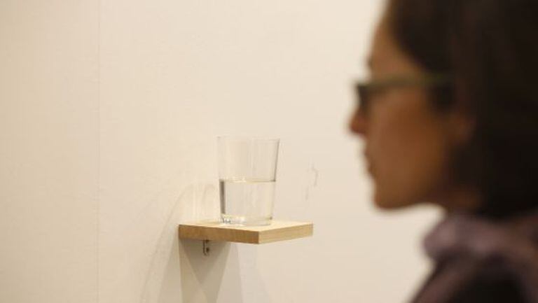 A obra ‘Copo de água meio cheio’, de Wilfredo Prieto.