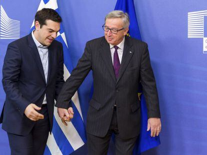 O presidente da Comissão Europeia levou o líder grego Tsipras pela mão ao lugar onde realizaram uma reunião.