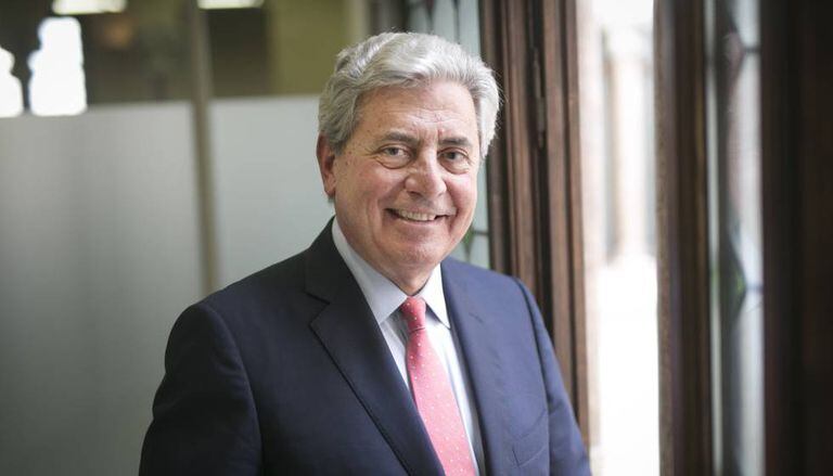 O médico Rafael Blesa, no Palau Macaya, de Barcelona.