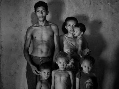 Antonilson dos Santos, 23, Maria Eliane Ribeiro da Silva, 22, e os filhos Lucas (esq.), Ludmila, Bruna e Luan (no colo da mãe), que não haviam se cadastrado no Bolsa Família por falta de documentos.