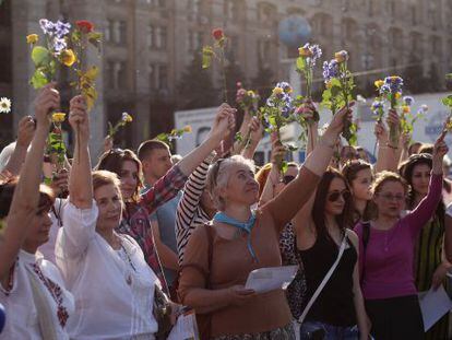 Um grupo em Kiev pede eleições pacíficas.