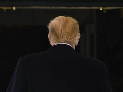 Donald Trump caminha na Casa Branca.