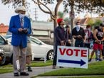 Votantes afuera de un colegio electoral en Huntington Beach, California.
