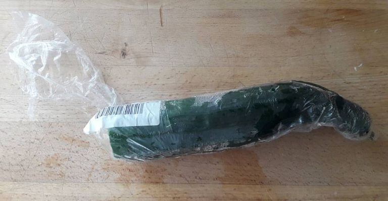 Um pepino plastificado e em mau estado.