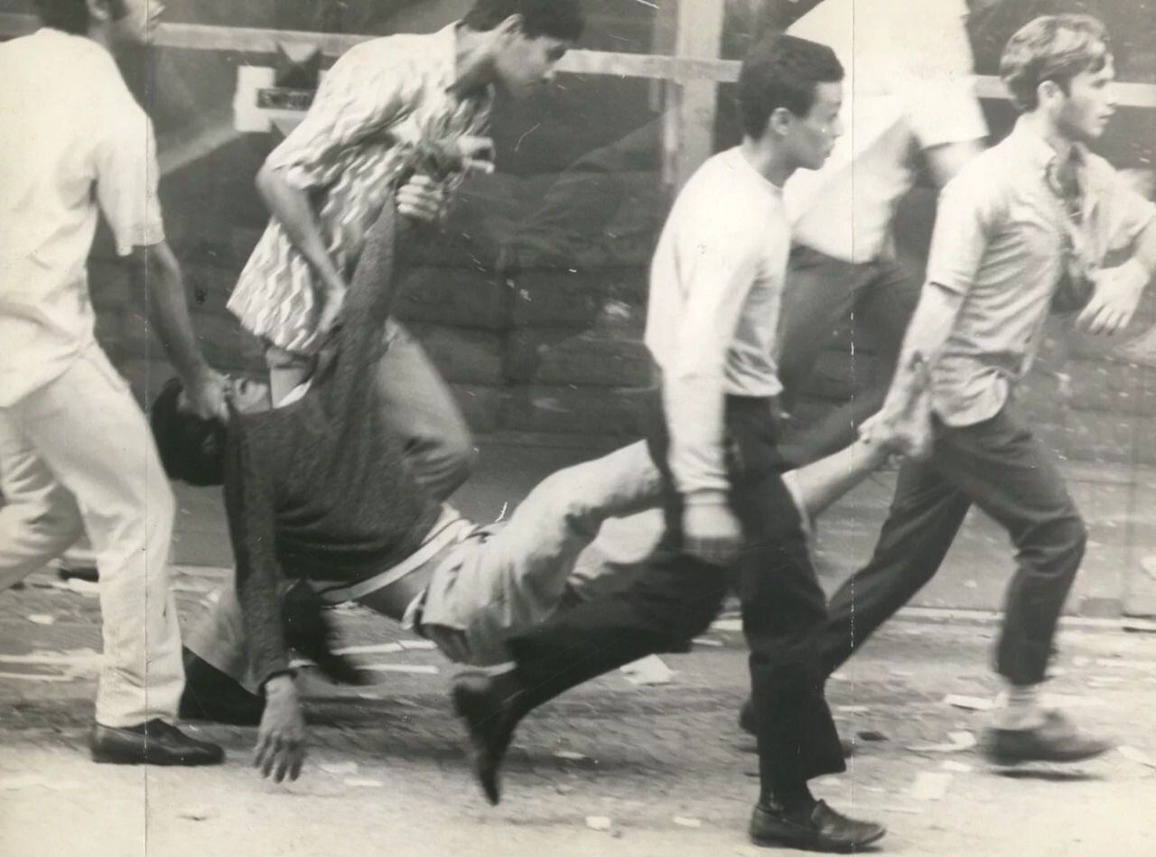 Manifestantes carregam jovem ferido pela repressão militar aos protestos de 21 de junho de 1968, no Rio de Janeiro.