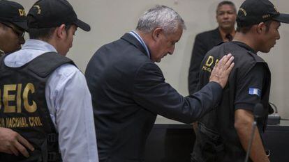 Presidente Otto Pérez Molina é escoltado para a prisão.