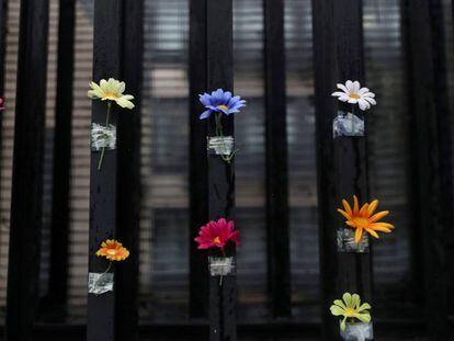 Flores penduradas na entrada de um centro para idosos em Madri. 