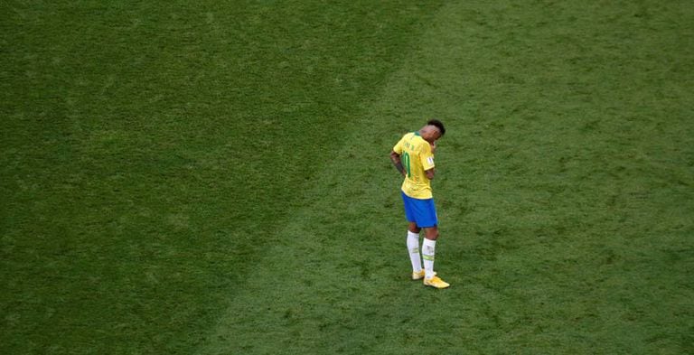 Neymar lamenta-se depois da eliminação do Brasil em Kazan.