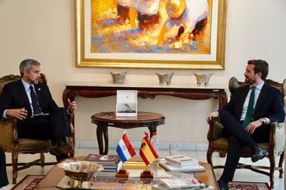 O líder do PP, Pablo Casado, se reúne com o presidente do Paraguai, Mario Abdo Martínez, na residência oficial de Assunção, em 9 de dezembro. 