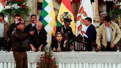A presidenta interina Jeanine Áñez, durante uma reunião neste sábado em La Paz.