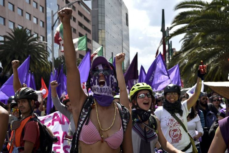 Milhares de mulheres ocupam neste domingo as ruas de várias cidades do México contra a violência gênero e para pedir Justiça.