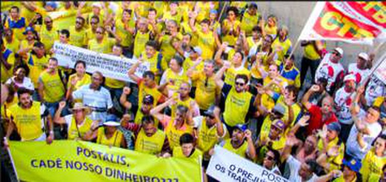 Protesto contra prejuízo no Postalis, um dos fundos investigados.