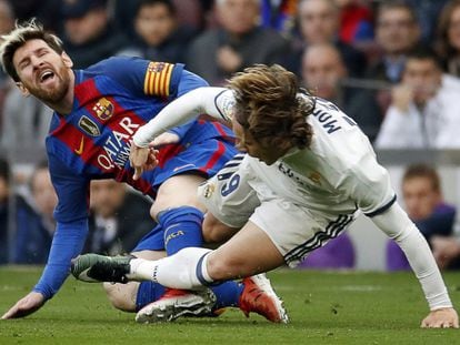 Messi e Modric, no clássico disputado no Camp Nou, em dezembro.