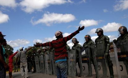 Soldados venezuelanos impedem passagem de pessoas na fronteira em Pacaraima, Roraima.