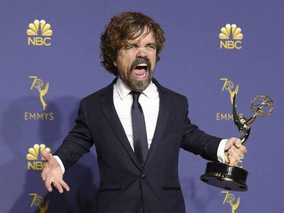 Peter Dinklage, com seu troféu Emmy por 'Game of Thrones'