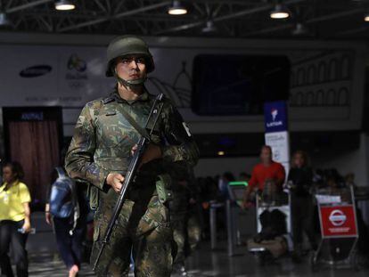 Agente do Exército no aeroporto internacional do Rio.
