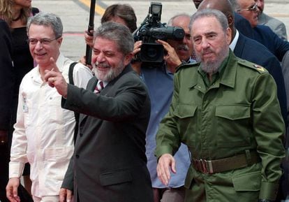 O ex-presidente Lula com Fidel Castro e o religioso Frei Betto, em Bogotá, na Colômbia, em setembro de 2003.