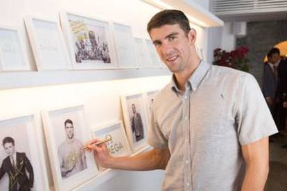 Phelps autografa sua foto no pequeno ‘hall of fame’ da Omega House na Vila Olímpica do Rio 2016.