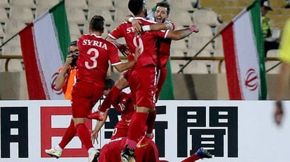 Sírios comemoram gol contra o Irã