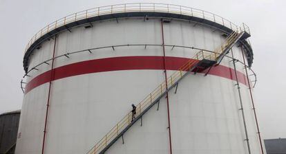 Tanque de petróleo em uma refinaria de Wuhan (Chinesa).