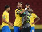 Neymar abraza a Sebastián Méndez durante un partido de eliminatoria entre Brasil y Ecuador