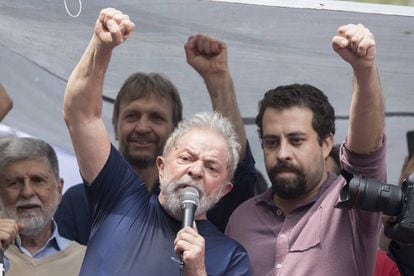 Guilherme Boulos ao lado do ex-presidente Lula no último sábado, antes da prisão do petista.