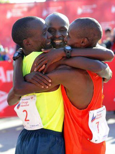 Os quenianos Kipchoge, Kittwara e Chumba após a maratona de Chicago.