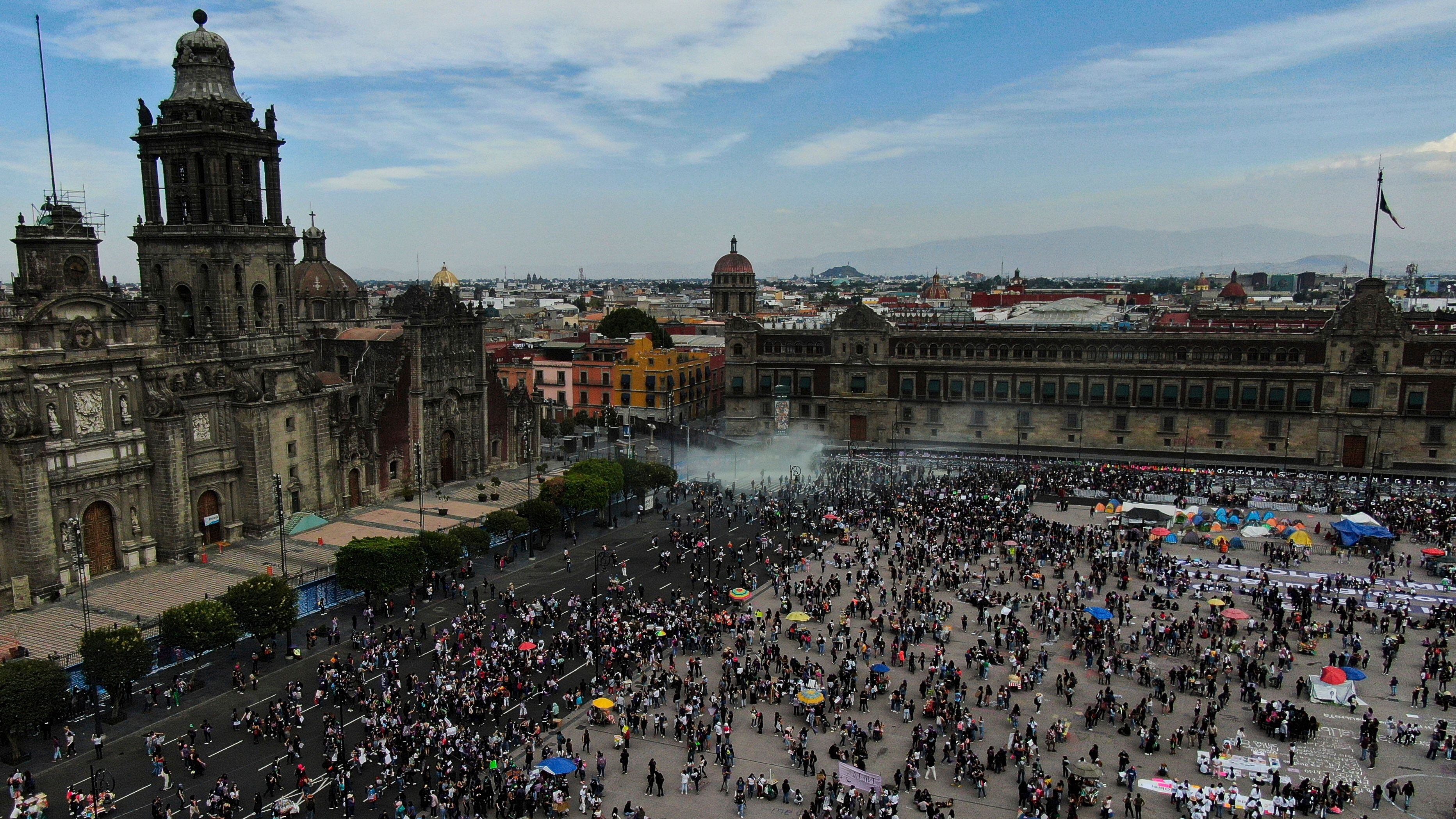 Os protestos no Palácio Nacional, a residência do presidente mexicano, Andrés Manuel López Obrador, nesta segunda-feira. 
