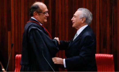 Michel Temer cumprimenta Gilmar Mendes na posse do ministro como presidente do TSE, em maio de 2016.