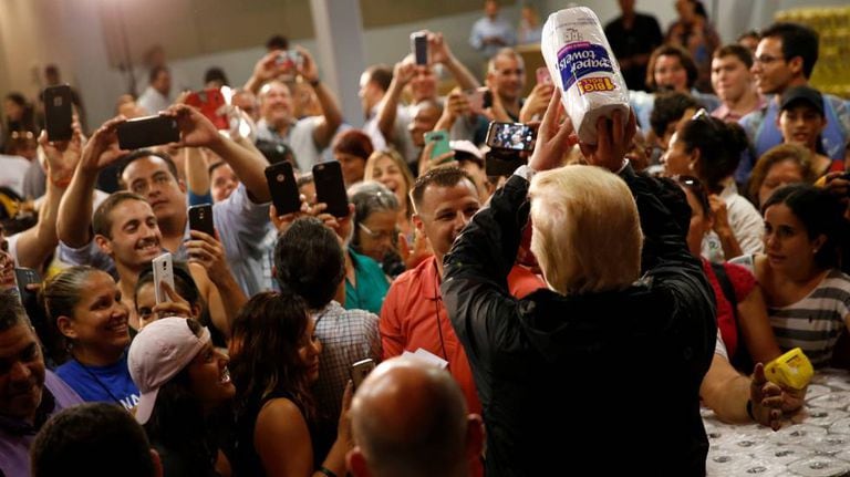 Trump joga rolos de papel