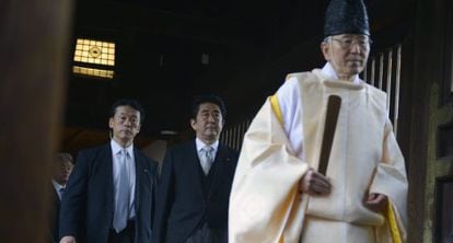 O primeiro-ministro Abe (no centro) visita o santuário.