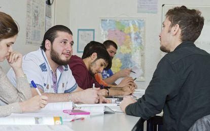 Darek, refugiado sírio cujo pedido de asilo foi aceito, assiste uma aula de alemão em Hannover, Alemanha.