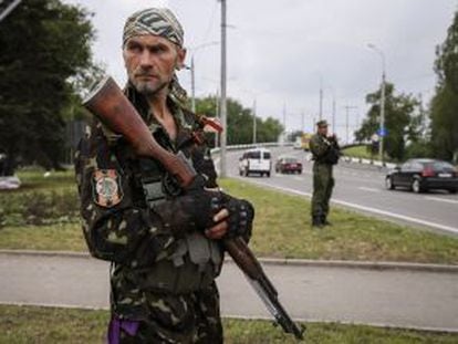 Um rebelde pró-Rússia em uma base em Donetsk.