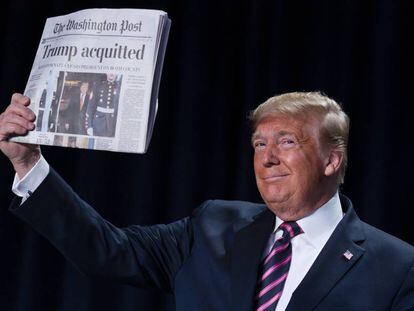 Trump mostra a primeira página do 'The Washington Post' desta quinta-feira.