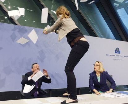 Witt joga confete em Draghi, que se mostra um tanto desconcertado.