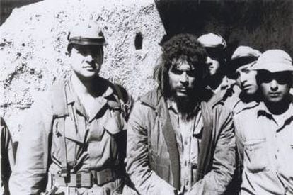 A última fotografia de Che Guevara na Bolívia antes de sua execução. Ao lado direito dele, o agente cubano da CIA Félix Rodríguez.