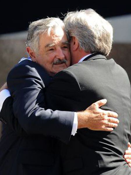 Mujica abraça Tabaré Vázquez.