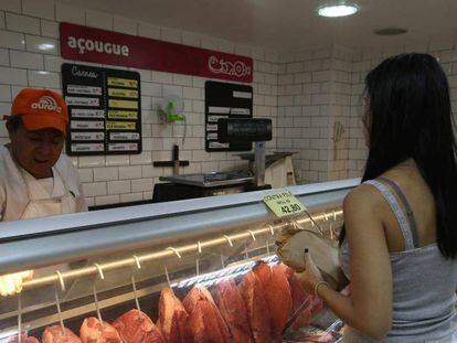 Cliente compra carne em açougue do Rio, na sexta-feira.