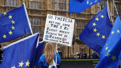 Manifestantes contrários ao Brexit protestam em frente ao Parlamento em Londres.