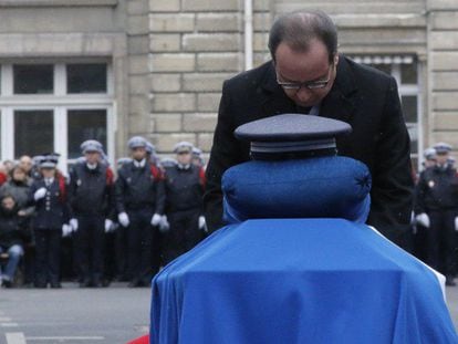 Hollande impõe a medalha da Legión de Honor a um dos policiais morridos no ataque contra 'Charlie Hebdo'.