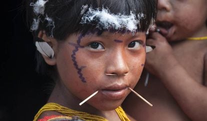 Menina yanomami da comunidade Hutukara. No último dia 10, um adolescente da mesma etnia morreu de coronavírus.