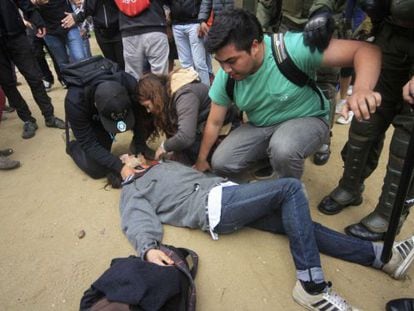 Estudantes tentam socorrem jovem baleado.