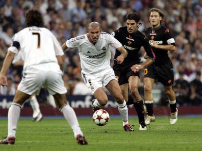 Zidane joga contra a Roma na Champions de 2004.