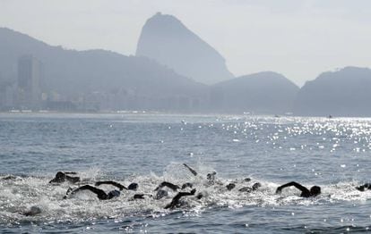Competidoras disputam a maratona aquática no Rio de Janeiro.
