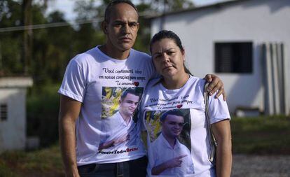 Andreza Rodrigues, ao lado do marido Marcos. Eles enterraram o filho único, Bruno, funcionário da Vale, no dia 7 de maio.