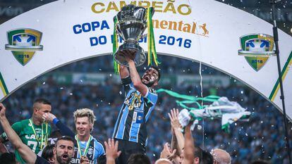 O capitão Maicon ergue a taça.